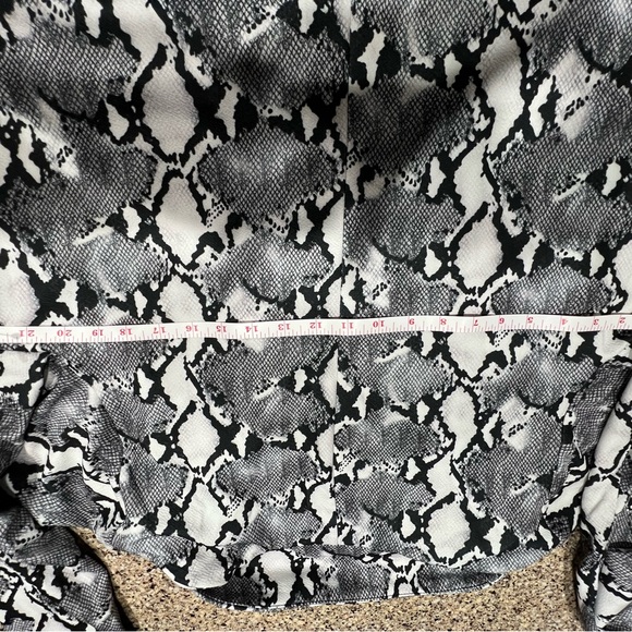 Snakeskin Print Button Blazer jacket - Picture 7 of 9